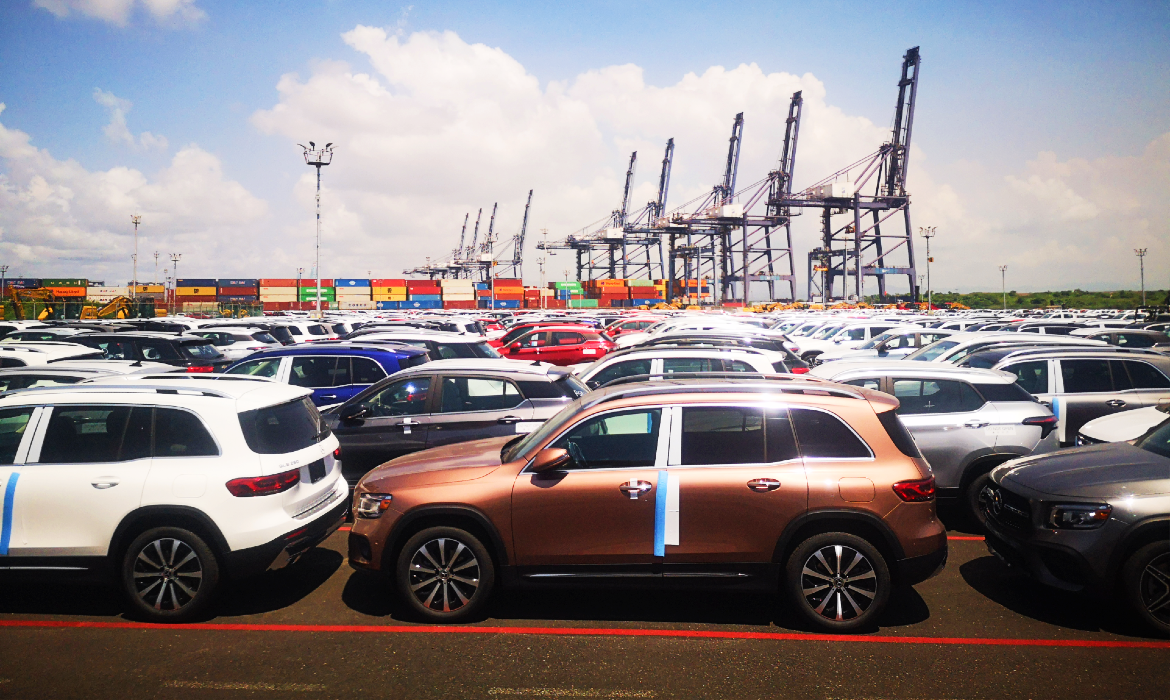 Importación de autos por la vía marítima registra máximo trimestral