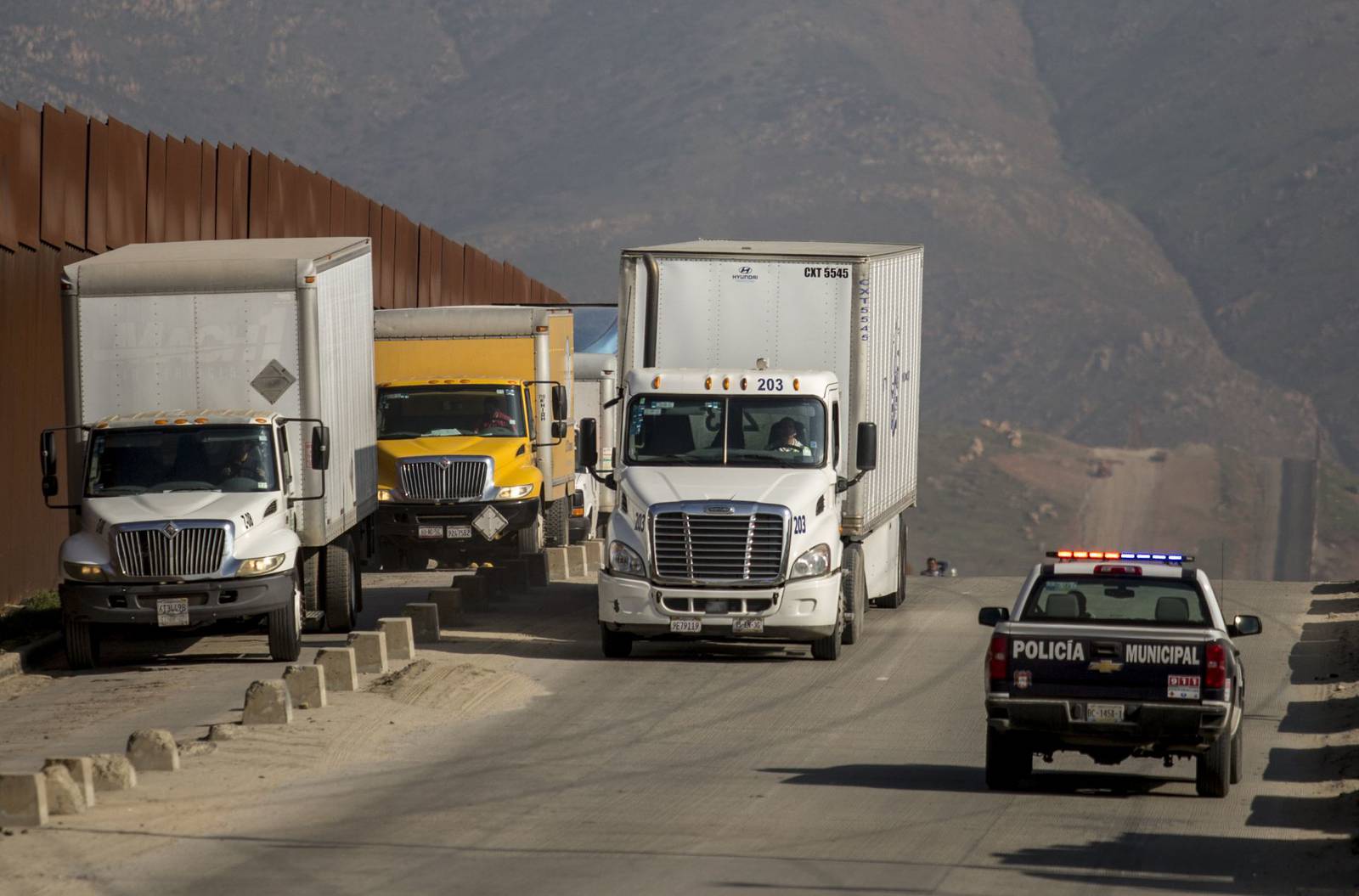Reclamo de México a Greg Abbott: exige retirar inspección a camiones mexicanos
