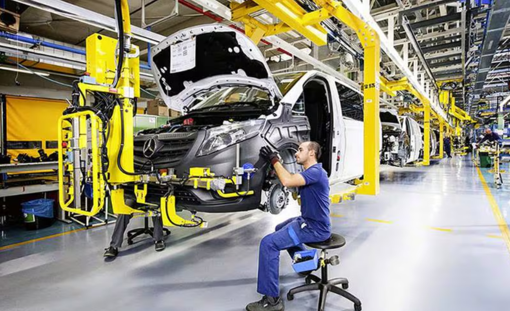 Producción de autos acelera 21.7% en abril, su mejor reporte en 12 años